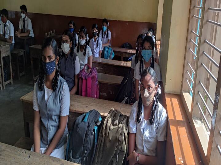 மதுரை செவன்த் டே பள்ளி மாணவர்கள் சமூக இடைவெளியுடன் அமர்ந்துள்ள காட்சி.