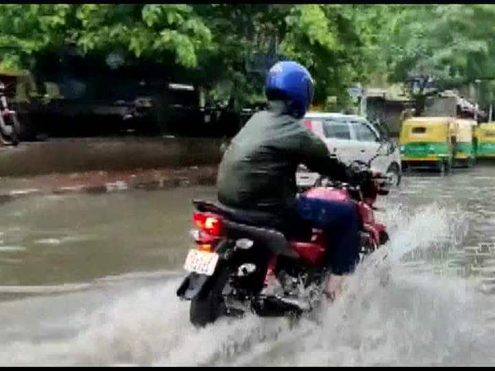 Delhi Rain: दिल्ली एनसीआर में भारी बारिश के बाद मिंटो ब्रिज, ITO और मुनिरका में भरा पानी, सड़कों पर चलना हुआ मुश्किल