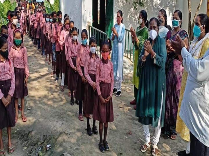 UP School: आज से खुले प्राइमरी स्कूल, कहीं ताली बजाकर तो कहीं तिलक लगाकर हुआ बच्चों का स्वागत
