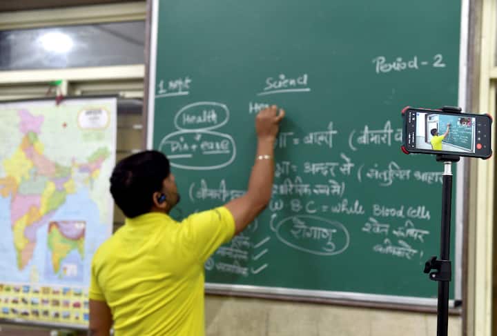 প্রবেশ গেটে থার্মাল স্ক্যানার বাধ্যতামূলক। শিক্ষার্থীদের পাশাপাশি কর্মীদেরও মাস্ক ব্যবহার করতে হবে। স্কুল চত্বরে থার্মাল স্ক্যানার, স্যানিটাইজার এবং মাস্ক ইত্যাদির ব্যবস্থা রাখতে হবে।