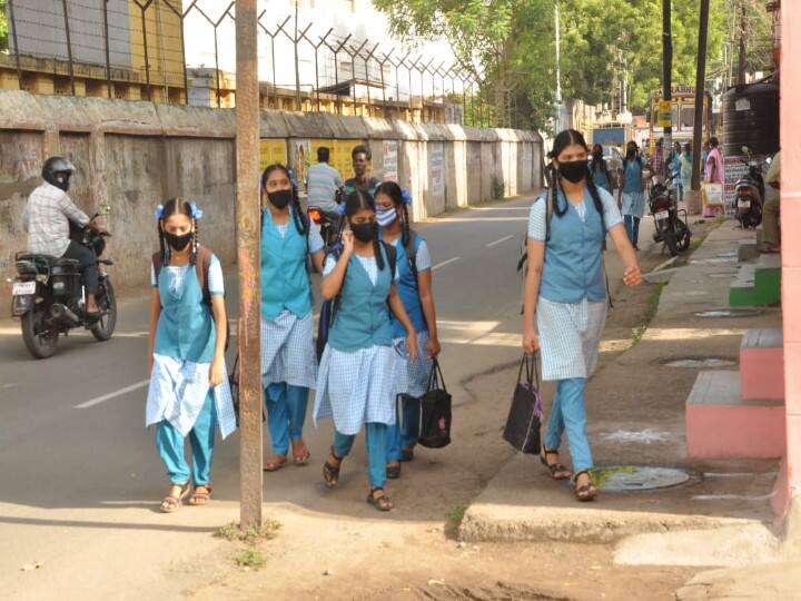 மாணவிகள் பள்ளிக்கு வரும் காட்சி