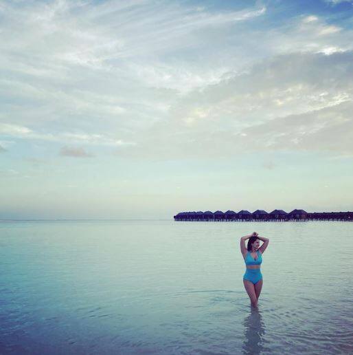 Donning an aqua blue bikini Sunny can be seen enjoying the sun, the sea and the sun in the Maldives while taking a dip in the sea. [pic credit: Instagram/Sunny Leone]