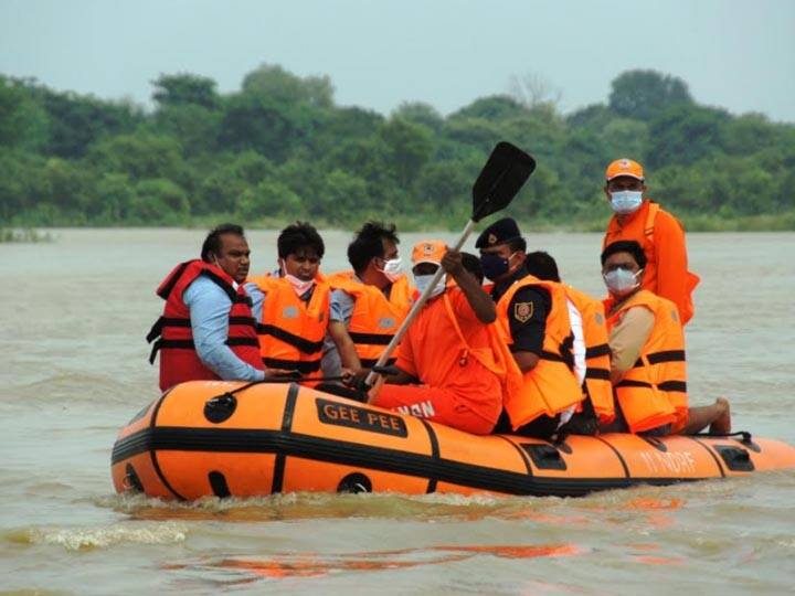 Gorakhpur Flood: गोरखपुर में बाढ़ से हाहाकार, सैकड़ों गांवों में घुसा पानी, लाखों लोग हुए प्रभावित many people are affected from flood in Gorakhpur rescue operation continues ANN Gorakhpur Flood: गोरखपुर में बाढ़ से हाहाकार, सैकड़ों गांवों में घुसा पानी, लाखों लोग हुए प्रभावित