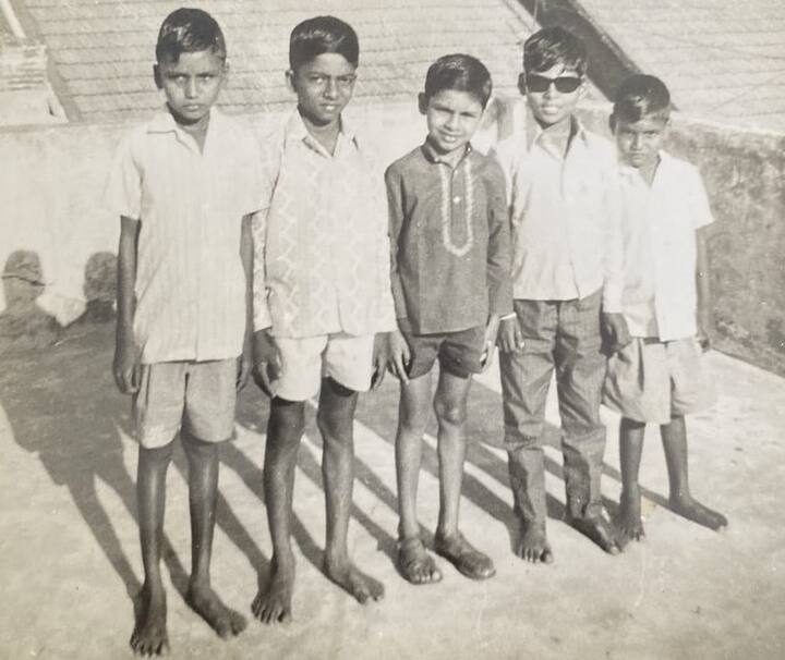 మధ్యలో ఉన్నది పవన్ కళ్యాణ్