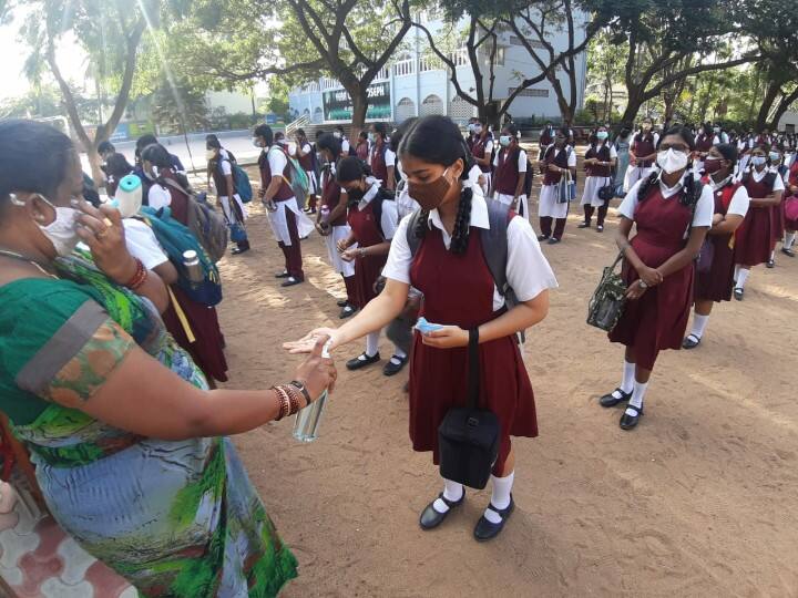 கொரோனா வழிகாட்டு நெறிமுறைகளை பின்பற்றி வகுப்புகள் துவக்கம்