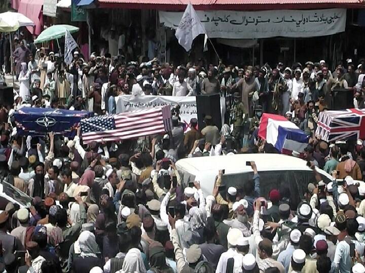 Afghanistan: Taliban supporters hold mock funeral with coffins draped in US, UK and Nato flags Talibans | வெளியேறிய அமெரிக்கா, பிரிட்டன், நேட்டோ படைகள்.. டான்ஸ் ஆடி இறுதி ஊர்வலம் நடத்திய தலிபான்கள்