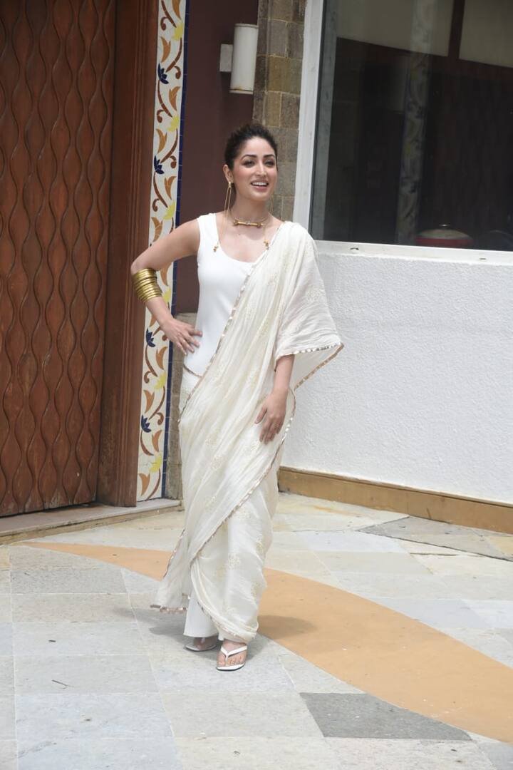यामी गौतम (Yami Gautam) शादी के बाद फिर से फिल्मों की शूटिंग में बिजी हो गई हैं. तो वहीं कई फिल्में जल्द ही रिलीज होने जा रही है. उन्हीं में से एक है भूत पुलिस जिसके प्रमोशन के लिए आज यामी मुंबई में नजर आईं.