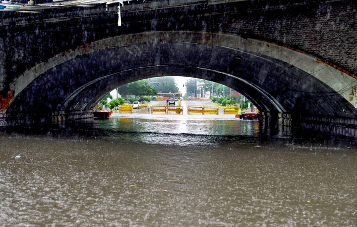 Many low-lying areas in the capital were submerged in knee-deep water. The Traffic police had to advise commuter to take different routes. (Image Source: PTI)