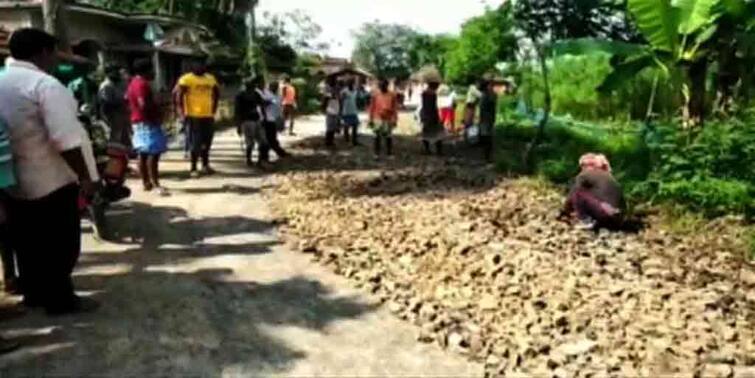 Malda: ছ'মাস ধরে বন্ধ পানীয় জল, ফাঁকা কলসি-বালতি নিয়ে বিক্ষোভ গ্রামবাসীদের Malda drinking water pipeline broke for six months Villagers protest with empty pitchers, buckets Malda: ছ'মাস ধরে বন্ধ পানীয় জল, ফাঁকা কলসি-বালতি নিয়ে বিক্ষোভ গ্রামবাসীদের