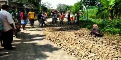 Malda drinking water pipeline broke for six months Villagers protest with empty pitchers, buckets Malda: ছমাস ধরে বন্ধ পানীয় জল, ফাঁকা কলসি-বালতি নিয়ে বিক্ষোভ গ্রামবাসীদের