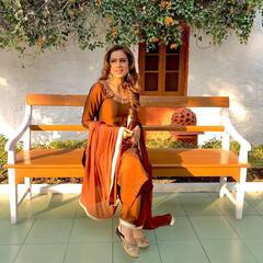 Ladki एक Looks अनेक: Nia Sharma सिर्फ Glam Look में ही नहीं बल्कि Indian Outfits में भी चलाती हैं निगाहों से छुरियां