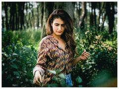 Fatima Sana Shaikh ने Printed Shirt और Blue Denim में दिखाया अपना Casual ठाठ, घूम रही हैं Dharamshala की खूबसूरत वादियों में