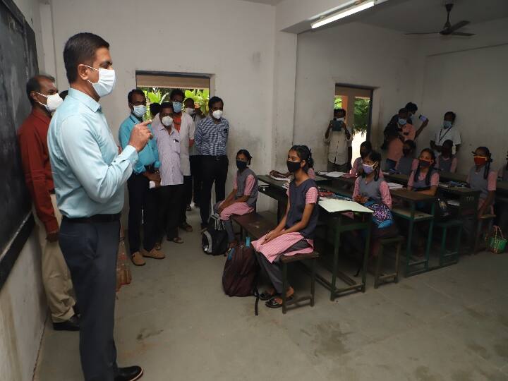 வேலூர் மாவட்ட ஆட்சியர் குமரவேல் பாண்டியன் காட்பாடி அரசினர் மேல்நிலை பள்ளி மாணவர்களுக்கு வழுத்தகளை தெரிவித்தார்