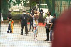 Ranveer Singh का दिखा कलरफुल अंदाज, ट्रैक सूट, हेयरबैंड लगाकर खेलते दिखे बास्केटबॉल, देखें तस्वीरें