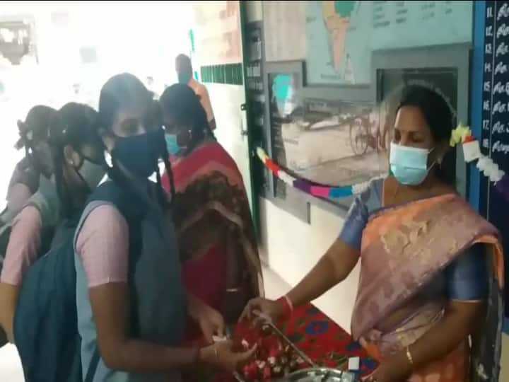 சத்தான  உணவாக கருதப்படும்  கடலைமிட்டாய் வழங்கப்பட்டது