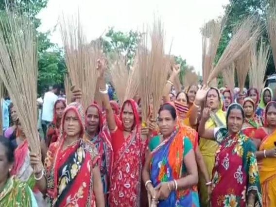 Pilibhit: महिलाओं के जोरदार प्रदर्शन का असर, पुलिस ने बंद कराई शराब की दुकान Pilibhit: महिलाओं के जोरदार प्रदर्शन का असर, पुलिस ने बंद कराई शराब की दुकान