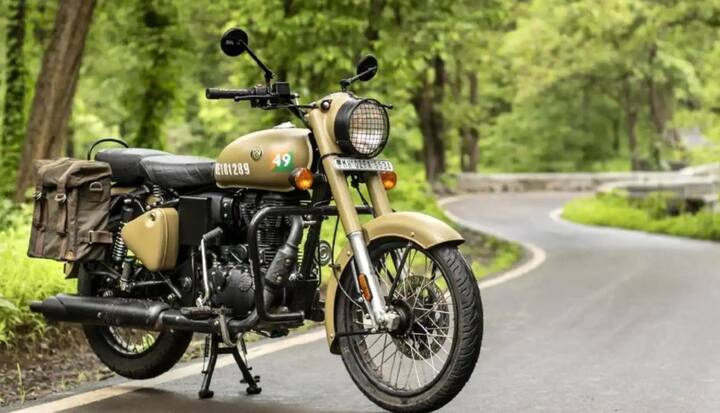 11 ਕਲਰ ਆਪਸ਼ਨਾਂ 'ਚ ਹੋਵੇਗੀ ਲਾਂਚ: Royal Enfield Classic 350 ਬਾਈਕ ਨੂੰ ਇਕ ਜਾਂ ਦੋ ਜਾਂ ਤਿੰਨ ਨਹੀਂ, 11 ਕੱਲਰ ਆਪਸ਼ਨਸ ਨਾਲ ਲਾਂਚ ਕੀਤਾ ਜਾਵੇਗਾ। ਇਨ੍ਹਾਂ 'ਚ ਕ੍ਰੋਮ ਰੈੱਡ, ਕਰੋਮ ਬ੍ਰਾਂਜ, ਡਾਰਕ ਸਟੀਲਥ ਬਲੈਕ, ਹੈਲਸੀਅਨ ਗ੍ਰੀਨ, ਹੈਲਸੀਅਨ ਬਲੈਕ, ਹੈਲਸੀਅਨ ਗ੍ਰੇਅ, ਰੈਡਡਿਚ ਸੇਜ ਗ੍ਰੀਨ, ਡੈਜ਼ਰਟ ਸੈਂਡ, ਰੈਡਡਿਚ ਰੈਡ, ਡਾਰਕ ਗਨਮੇਟਲ ਗ੍ਰੇਅ ਤੇ ਮਾਰਸ਼ ਗ੍ਰੇਅ ਸ਼ਾਮਲ ਹਨ।