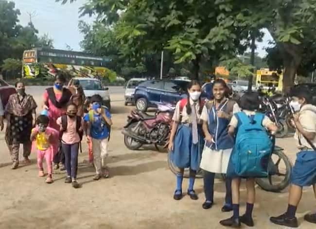Kerala government shut schools suspend offline classes amid surge in COVID-19 cases in Kerala कोविड-19: केरल सरकार ने ऑफलाइन कक्षाओं को दो हफ्ते के लिए स्थगित किया