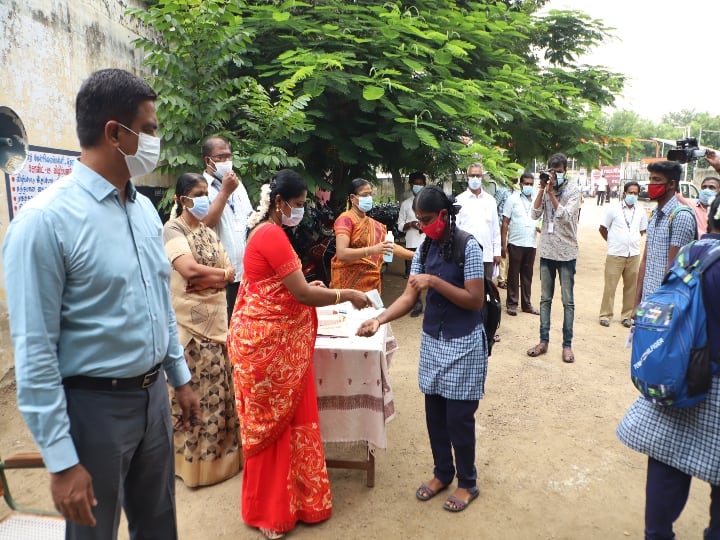 வேலூர் மாவட்டத்தில் உயர்நிலை, மேல்நிலை மற்றும் தனியார் என 281 பள்ளிகள் உள்ளன.