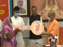 यूपी के साढ़े पांच लाख गरीबों को मिली घर की सौगात, CM योगी ने सौंपी चाबी, जानें- क्या है सबसे खास