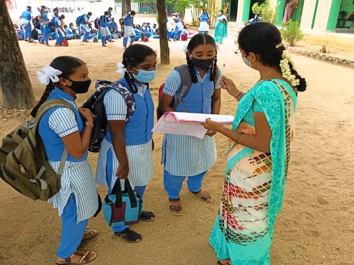 வேலூர் ஆக்ஸிலியும் பள்ளியில் மாணவர்கள் பெயர்கள் வகுப்புவாரியாக சரிபார்க்கப்படுகின்றது