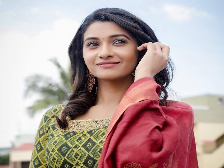 சுடிதார் அணிந்து வந்த சொர்கமே என் மீது காதல் வந்தது எப்போது என்று கொஞ்சம் நீ சொல்வாயா