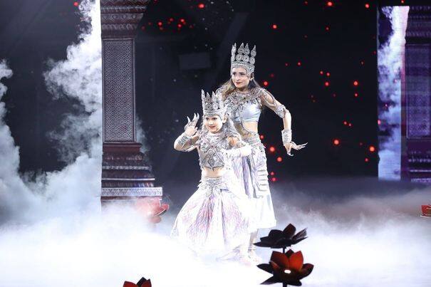 शो में सभी कंटेस्टेंट रवीना टंडन और फराह खान का अपना डांस के जरिए ग्रैंड वेलकम करते हुए दिखाई देंगे.