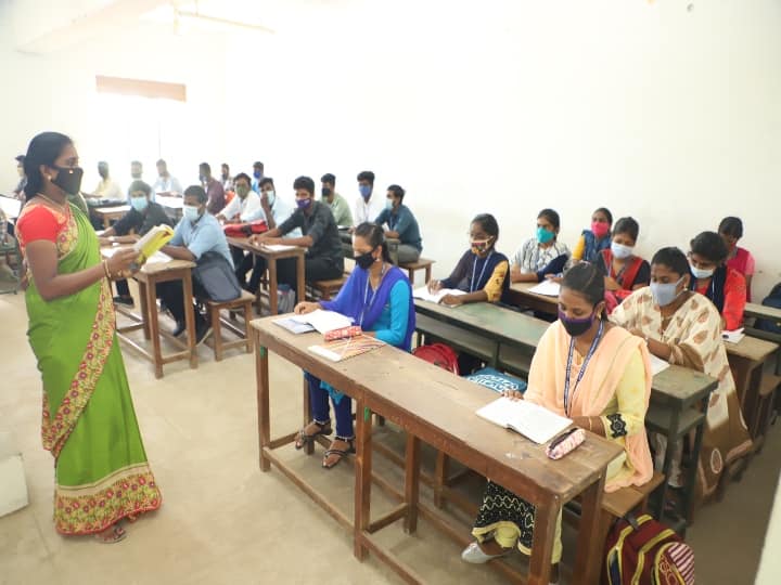 வேலூர் அரசினர் முத்துரங்கம் கலை மற்றும் அறிவியல் கல்லூரியில் கல்லூரி மாணவர்களுக்கு முதல் நாள் வகுப்பு எடுக்கும் விரிவுரையாளர்