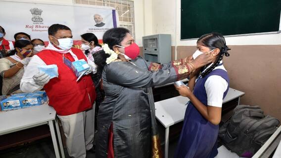 Telangana Schools Re Open: స్కూల్‌కి వెళ్లిన గవర్నర్‌ తమిళిసై విద్యార్థులతో ముచ్చటించారు.. విద్యార్థులకు జాగ్రత్తలు చెప్పారు