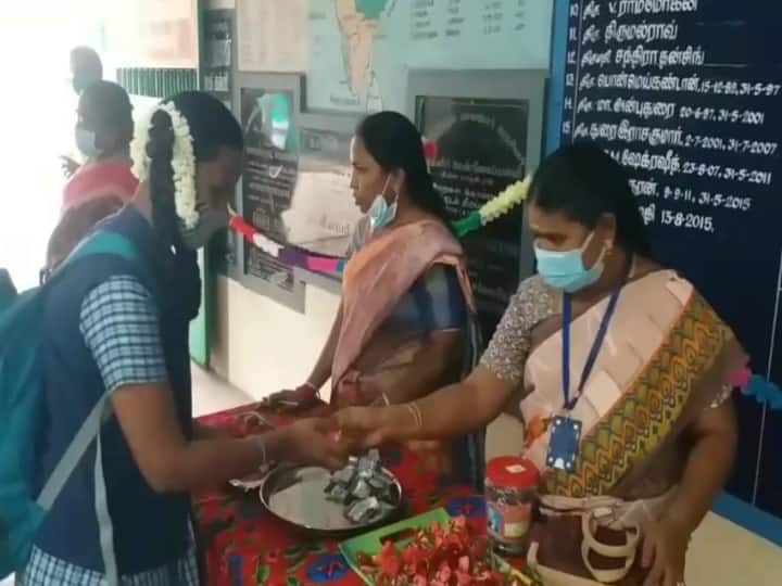 கைகளில் கிருமிகள் இல்லாமல் இருப்பதை  உறுதி, செய்ய  சனிடைசர் அளிக்கப்பட்டது.