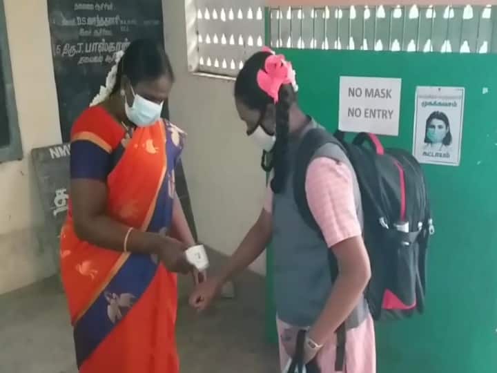 மாணவிகளுக்கு உடல் வெப்பம்  பரிசோதனை செய்யப்பட்ட பிறகு அனுமதிக்கப்பட்டனர்.