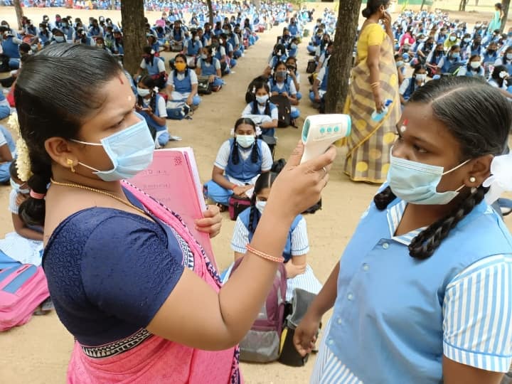 பள்ளிக்கு வருபவர்களின் உடல்வெப்ப நிலையை கண்டறிய தெர்மல் ஸ்கேனர் கருவி பயன்படுத்தப்படுகிறது.