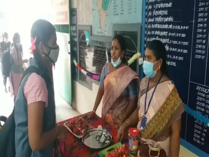 மாணவிகளை வரவேற்கும் ஆசிரியர்கள்