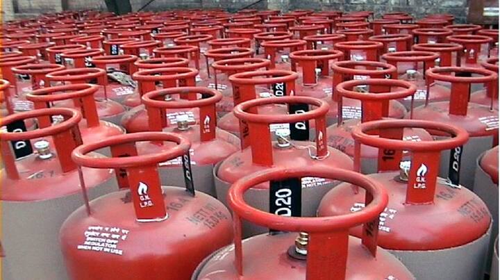 Price of LPG commercial gas cylinder has increased by 266 Rupees, now the cost of 19 kg cylinder refill has gone up to two thousand ANN LPG Cylinder Price Hike: महंगाई की मार, एलपीजी कमर्शियल गैस सिलेंडर की कीमत में 266 रुपये का इजाफा
