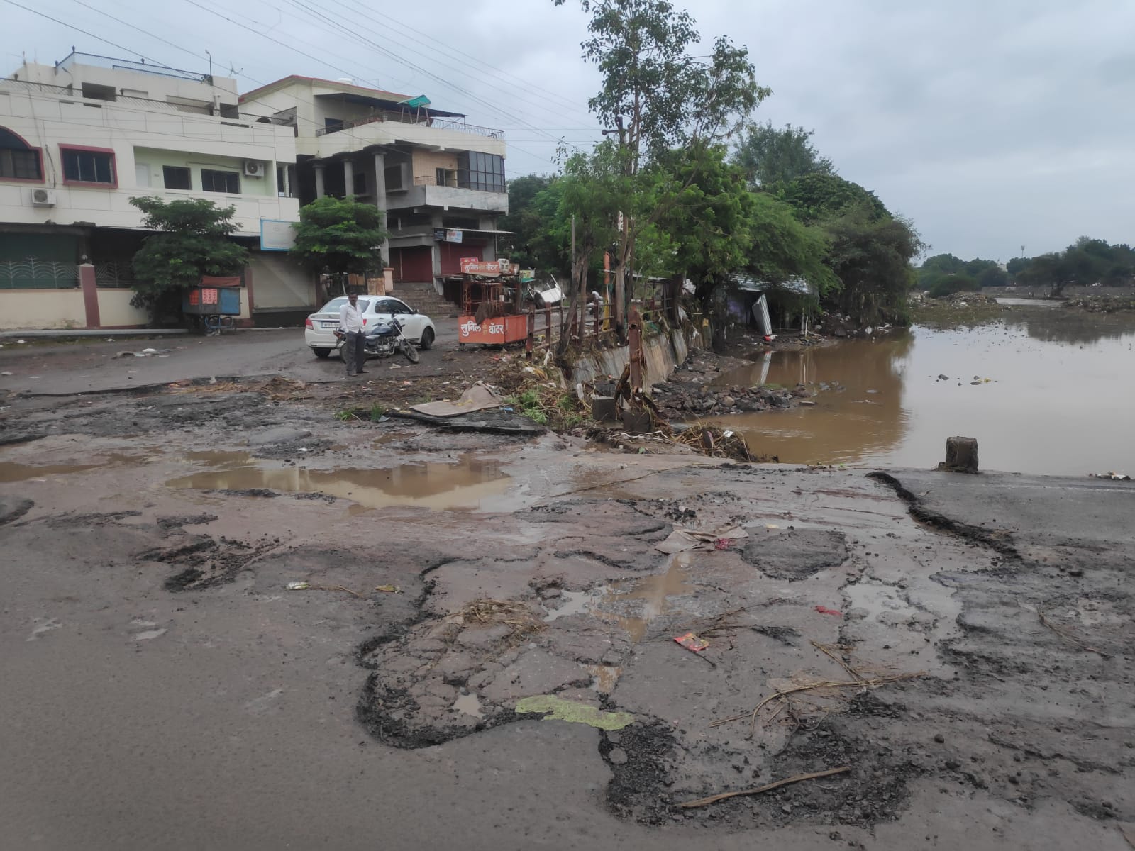 Chalisgaon Flood : चाळीसगावात पुराचं पाणी ओसरलं, हजारहुन अधिक गुरं वाहून गेल्याची प्रशासनाची माहिती