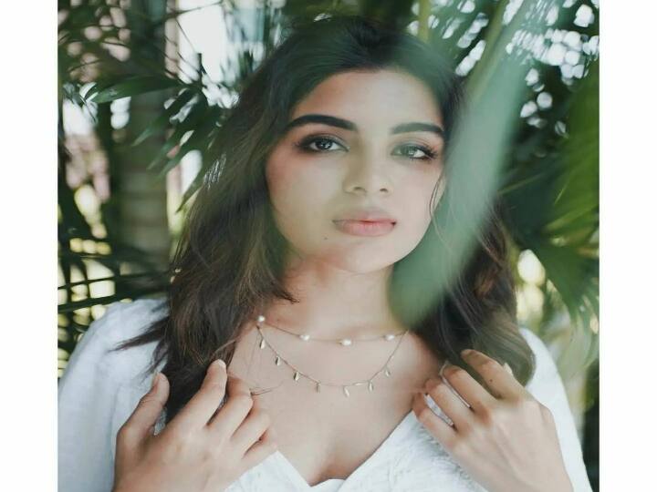 தொட்டு பிடித்திடும் தூரத்தில் பறக்கிறேன், நிலவை பிடிக்கிறேன் காதல் சிலை ஒன்று நெஞ்சம் செய்ததே