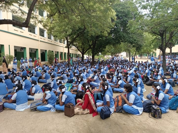 மாவட்டத்தில் 95 சதவீத ஆசிரியர்கள் தடுப்பூசி போட்டுள்ளனர்.
