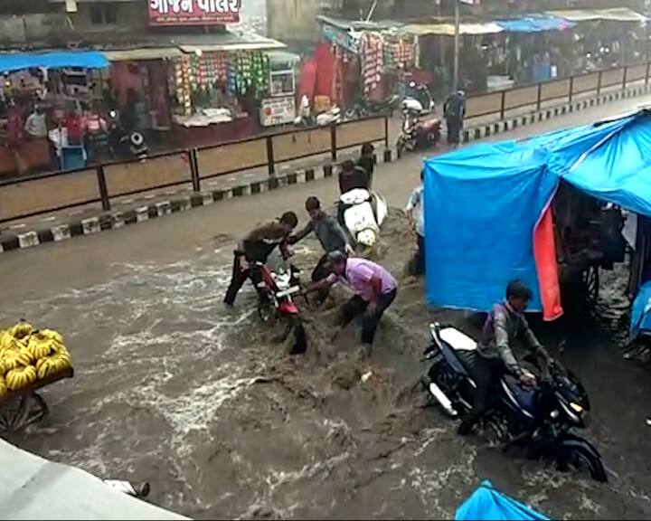 Heavy rains fell in Yatradham Ambaji, vehicles parked on the road started floating યાત્રાધામ અંબાજીમાં પડ્યો એવો વરસાદ કે રસ્તા પર ઉભેલાં વાહનો તણાવા લાગ્યાં ને.......