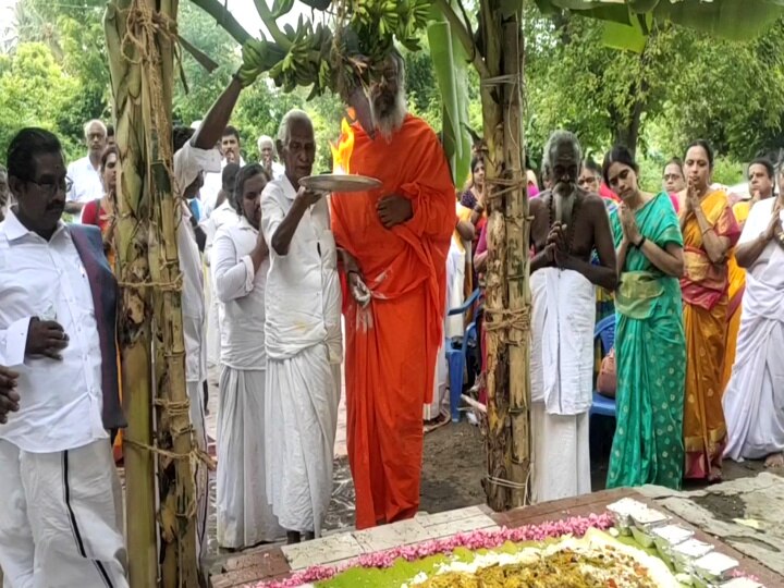 ’கொரோனா வைரஸ் நீங்க வேண்டி சுடுகாட்டில் சித்தர் நடத்திய பூஜை’ பெண்கள் கலந்து கொண்ட வினோதம்...!