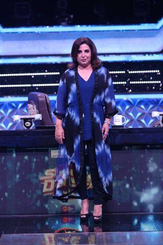 वहीं फऱाह इस दौरान ब्लू ड्रेस में नजर आएंगी. फराह, रवीना और शिल्पा स्टेज पर काफी मस्ती करते हुए भी दिखाई देने वाले हैं.