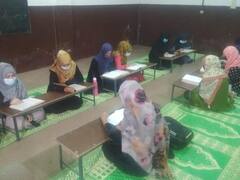 UP News: यूपी में आज से खुले सभी मदरसे, डेढ़ साल बाद पहुंचे छात्र दिखे उत्साहित