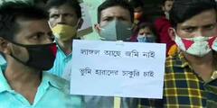 Jalpaiguri: 'হয় চাকরি, না হলে জমি ফেরত', জলপাইগুড়িতে লাঙল হাতে জেলাশাসক দফতরে বিক্ষোভ জমিদাতাদের