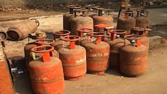LPG Price Hike: ২ সপ্তাহের মাথায় ফের বাড়ল রান্নার গ্যাসের দাম, কলকাতায় সিলিন্ডার ৯১১ টাকা | Bangla News