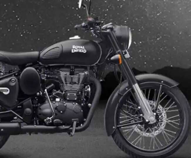 ਮਿਲਣਗੇ ਇਹ ਫੀਚਰਸ: Royal Enfield Classic 350 ਬਾਈਕ ਨੂੰ ਸਿੰਗਲ ਤੇ ਟਵਿਨ-ਸੀਟ ਆਪਸ਼ਨਾਂ ਨਾਲ ਬਾਜ਼ਾਰ 'ਚ ਪੇਸ਼ ਕੀਤਾ ਜਾ ਸਕਦਾ ਹੈ। ਇਸ ਦਾ ਡਿਜ਼ਾਇਨ ਮੌਜੂਦਾ ਮਾਡਲ ਦੀ ਤਰ੍ਹਾਂ ਹੋਵੇਗਾ। ਇਸ 'ਚ ਕ੍ਰੋਮ ਬੇਜ਼ਲਸ ਦੇ ਨਾਲ ਰੈਟ੍ਰੋ-ਸਟਾਈਲ ਵਾਲੇ ਸਰਕੂਲਰ ਹੈੱਡਲੈਂਪ, ਕ੍ਰੋਮ-ਪਲੇਟਿਡ ਐਗਜ਼ਾਸਟ, ਰਾਊਂਡ ਸ਼ੇਪਡ ਰਿਅਰ ਵਿਊ ਮਿਰਰ, ਇਕ ਟ੍ਰਿਅਰਡਰਾਪ ਸ਼ੇਪਡ ਫਿਊਲ ਟੈਂਕ ਸ਼ਾਮਲ ਹੈ। ਬਾਈਕ 'ਚ ਨਵੇਂ ਟੇਲ ਲੈਂਪ ਤੇ ਇੰਡੀਕੇਟਰ ਤੇ ਵਧੀਆ ਕੁਸ਼ਨਿੰਗ ਸੀਟਾਂ ਮਿਲਣਗੀਆਂ।