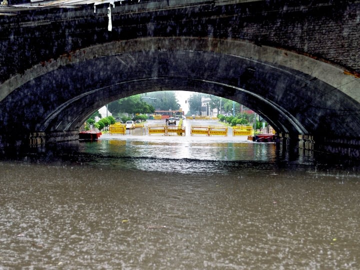 Politics Over Rain: दिल्ली में भारी बारिश के बाद कई इलाकों में भरा पानी, बीजेपी-कांग्रेस ने आप पर साधा निशाना