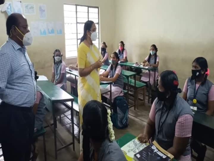 காஞ்சிபுரம் மாவட்ட ஆட்சியர் டாக்டர் ஆர்த்தி மாணவிகளுக்கு அறிவுரை வழங்கினார்.