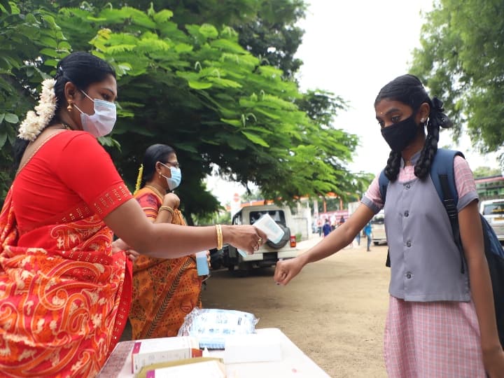 வேலூர் காட்பாடி அரசினர் மேல்நிலை பள்ளி மாணவர்களுக்கு  வெப்பநிலை சோதனை செய்யப்படுகின்றது