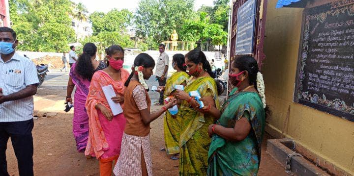 746 schools were opened in Trichy after Corona Lockdown ’திருச்சியில் திறக்கப்பட்ட 746 பள்ளிகள்’-ஆன்லைன் க்ளாசினால் அவதிப்பட்டதாக கூறும் மாணவர்கள்...!