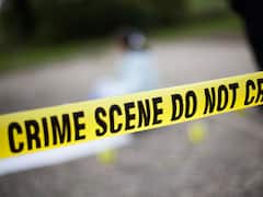 UP News: ठाकुरगंज में पुलिस मुठभेड़ में दो बदमाशों के पैर में लगी गोली, सोने की लूटी हुई चैन और बाइक बरामद