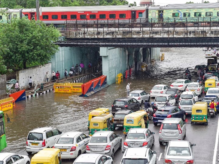 Delhi Rain: दिल्ली में लगातार दूसरे दिन भी जमकर बारिश हुई. मौसम विभाग के मुताबिक, राष्ट्रीय राजधानी में कम से कम 19 वर्षों में सितंबर में एक दिन में सबसे अधिक बारिश आज हुई. शहर में मौसम केंद्रों ने बुधवार को सुबह साढ़े आठ बजे तक 24 घंटों में 112.1 मिलीमीटर बारिश दर्ज की. बता दें कि दिल्ली में 13 सितंबर 2002 को 12 मिलीमीटर बारिश हुई थी. शहर में सबसे अधिक 16 सितंबर को 1963 में सबसे अधिक 172.6 मिलीमीटर बारिश हुई थी.